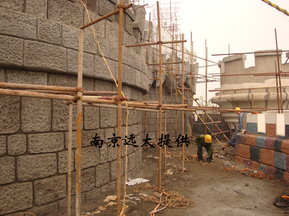 人造城墙在各大游乐园、公园和卡通主题装饰环境中比较常见,主要是采用水泥砂浆的形式仿造城墙砖制作而成,业内专业叫法为水泥城墙或塑石城墙,其中上海迪斯尼乐园、欢乐谷乐园和一些公园中比较普及。我公司在芜湖欢乐谷、扬州动物园中均有制作案例。 塑石城墙仿造类型主要有两种,一种是玛雅文化墙,另一种是城堡砖墙石,两种城墙的区别是城砖的凹凸和色彩不同,整体的施工工艺均相同,只是在纹理雕刻和上色色调部分有差别。 水泥塑石城墙的施工工艺主要分为三大步,第一步为墙体基层处理,第二步为纹理和凹凸处理,第三步为作色。